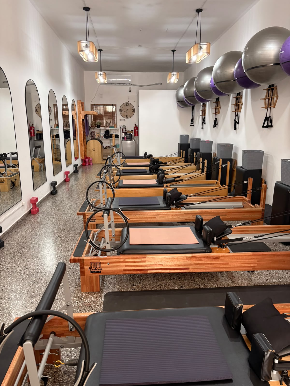 Amplia sala equipada para clases de Pilates Reformer
